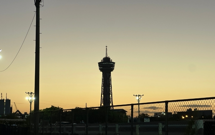 水曜日の夕暮れ時に撮影した博多ポートタワーの外観