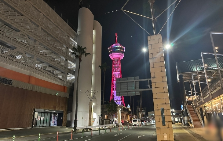ベイサイド通りから撮影した夜の博多ポートタワーのライトアップ