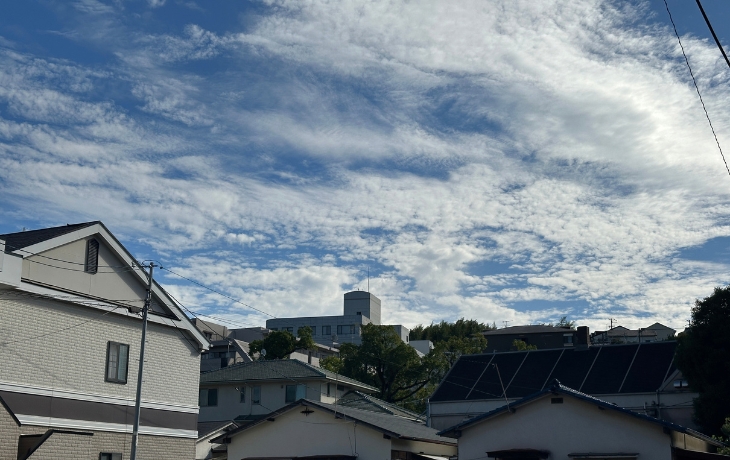 JR香椎駅から香椎宮へ向かう道から見た住宅街と秋空