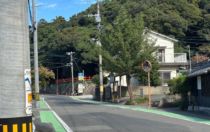 香椎宮の裏側へ続く道の奥に見える朱色の柵