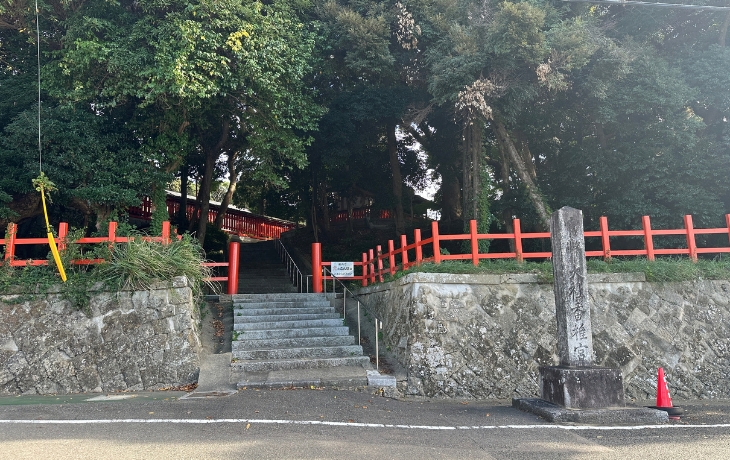 香椎宮の裏側にある階段付きの出入口