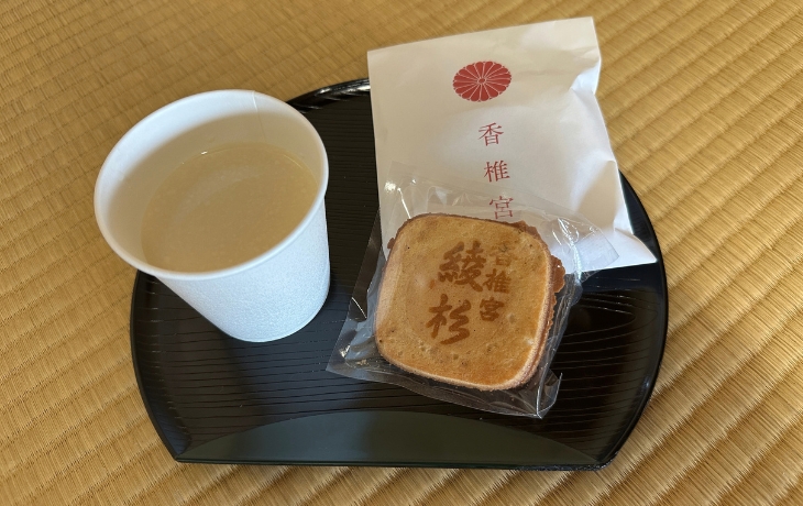 香椎宮名物の甘酒と綾杉せんべい