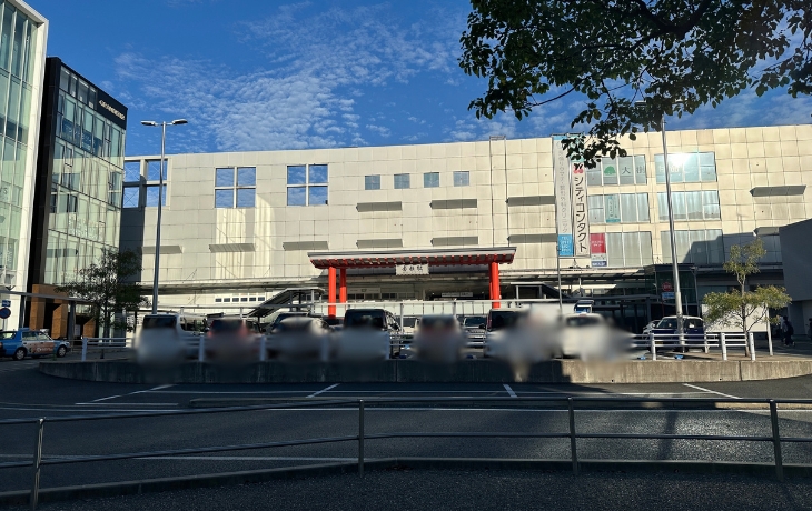 香椎宮への散策の出発地となるJR香椎駅の外観