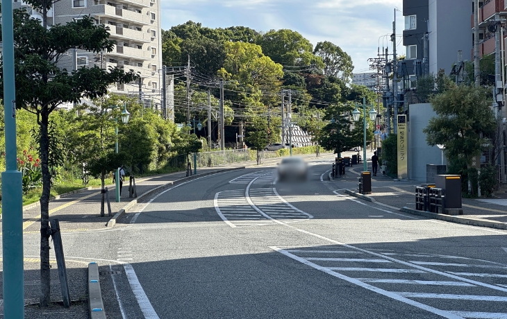 JR香椎駅から香椎参道方面へ続く緩やかなカーブの道路
