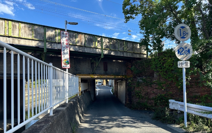 香椎宮への近道にあるJR鹿児島本線の高架下
