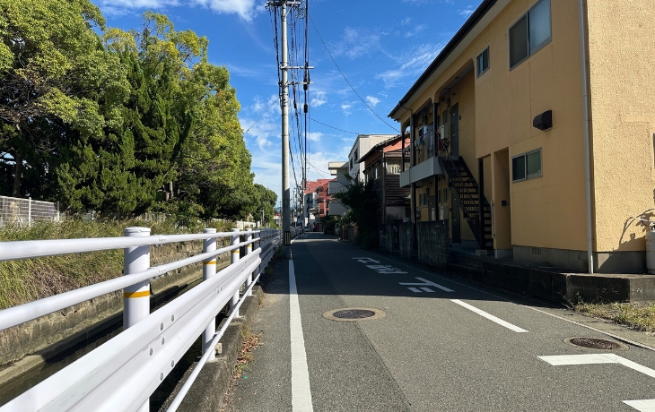 香椎高校と住宅街の間を通る香椎宮への徒歩ルート