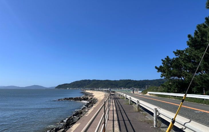 西戸崎から志賀島へ続く道切の一本道と海沿いの景色